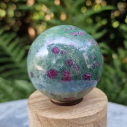 rubis sur fuchsite - sphère